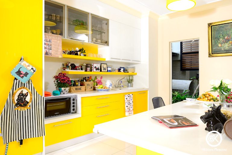แต่งห้องครัวโทนสีขาว ตัดกับสีเหลือง